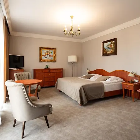 Bialy Dom Henlex Restauracja Hotel 3*