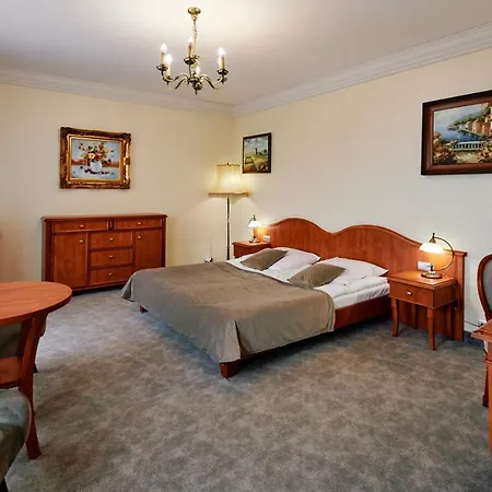 호텔 Bialy Dom Henlex Restauracja 3*